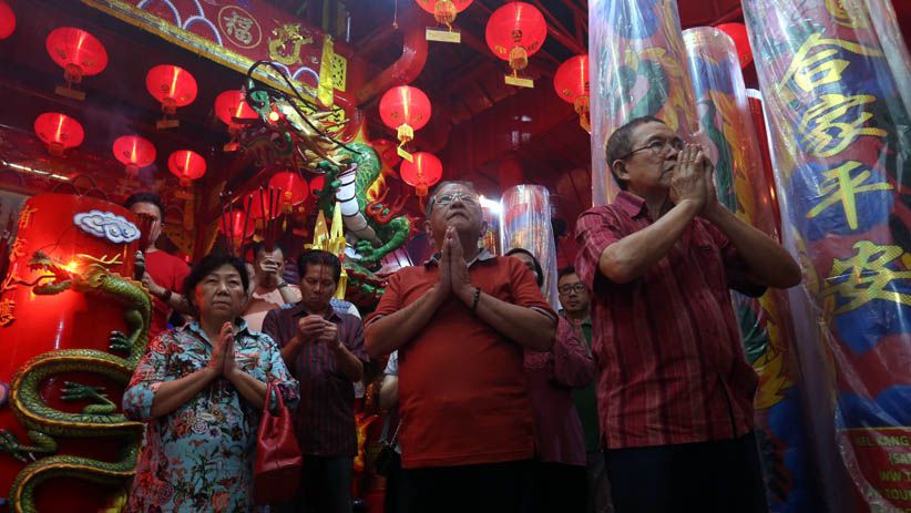 Warga Keturunan Tionghoa Surabaya Berebut Angpao dari Dewa Rezeki - Bagian 4