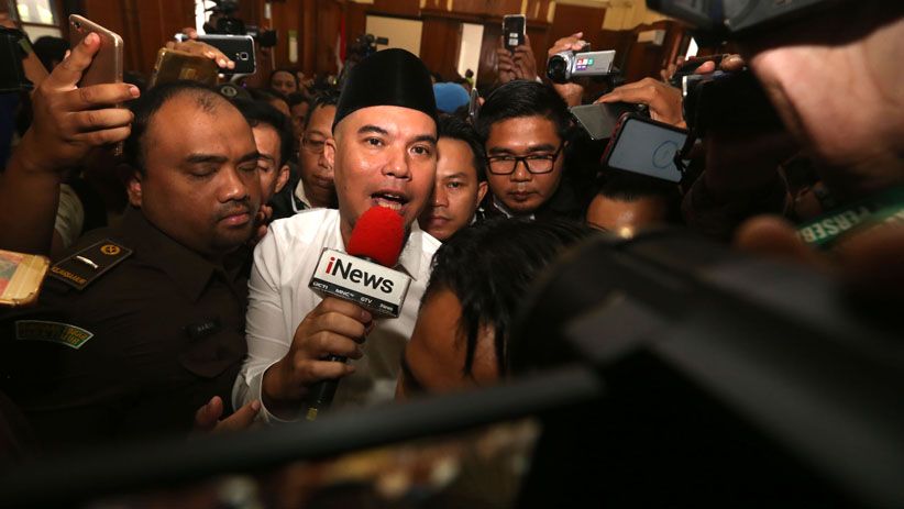 Sidang Eksepsi Ahmad Dhani Diwarnai Kericuhan - Bagian 1