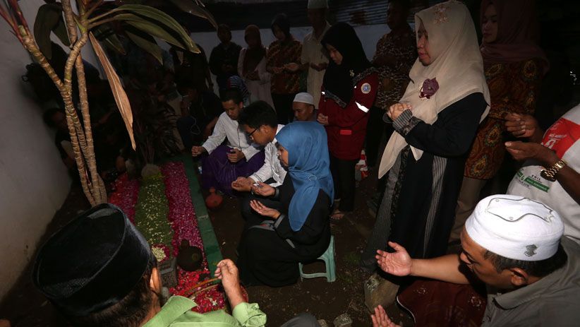 Jelang Dilantik Jadi Gubernur Jatim, Khofifah Ziarah ke Makam Orang Tua - Bagian 4