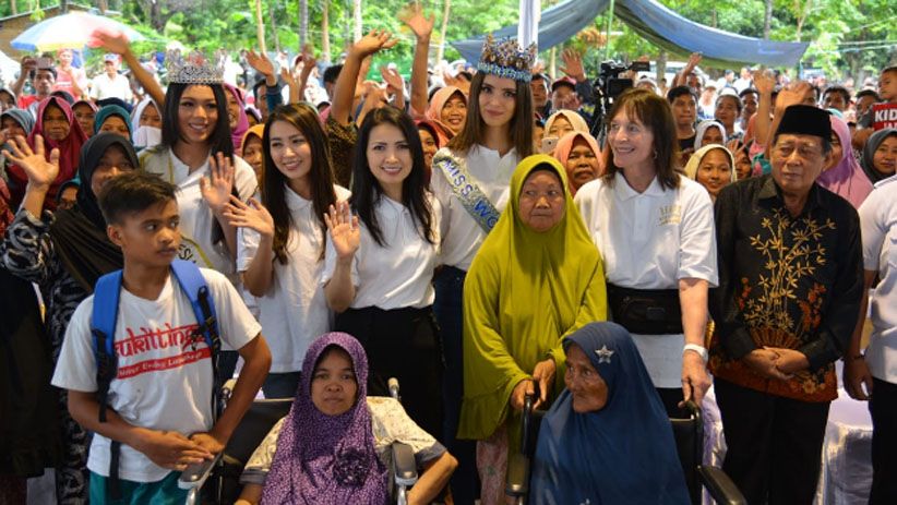 Momen Miss World dan Miss Indonesia Bertemu Korban Gempa Lombok - Bagian 1