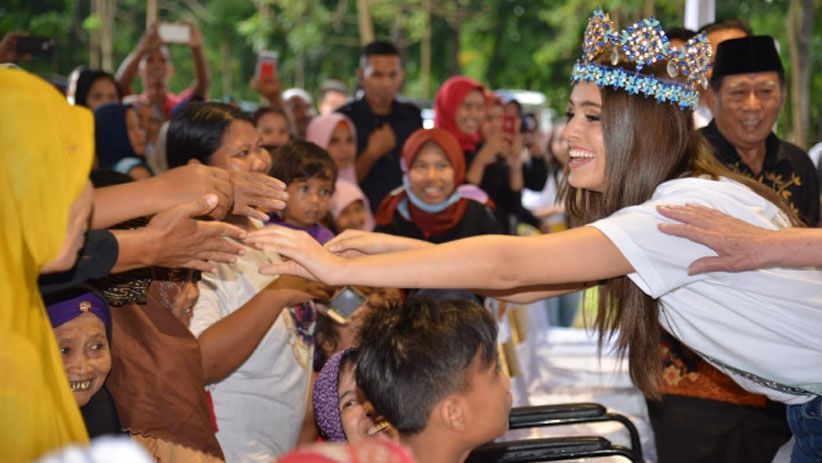 Momen Miss World dan Miss Indonesia Bertemu Korban Gempa Lombok - Bagian 4