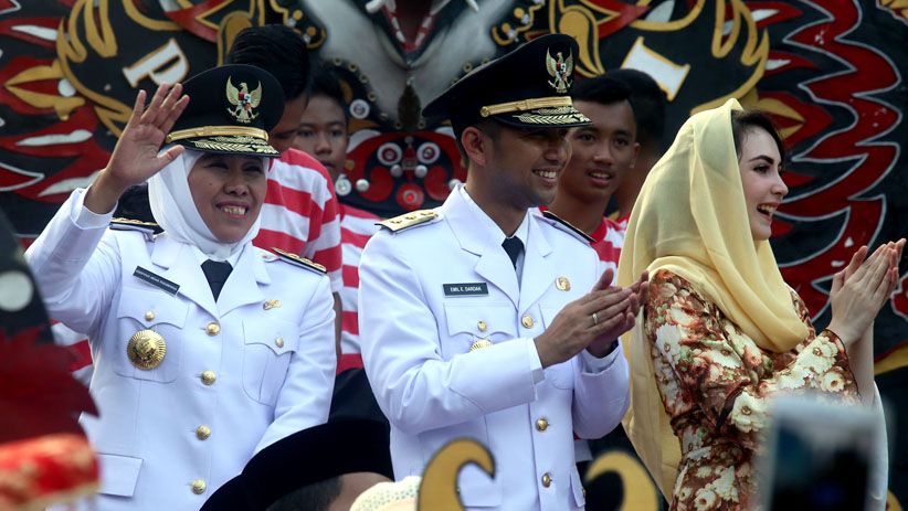 Sambutan Meriah, Khofifah-Emil Diarak Menuju Gedung Negara Grahadi - Bagian 4