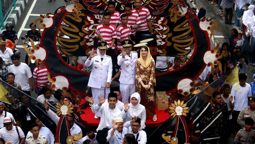 Sambutan Meriah, Khofifah-Emil Diarak Menuju Gedung Negara Grahadi - Bagian 2