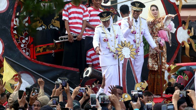 Sambutan Meriah, Khofifah-Emil Diarak Menuju Gedung Negara Grahadi - Bagian 3