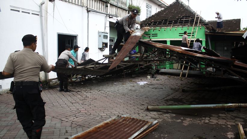 Dampak Puting Beliung di Sidoarjo, Puluhan Rumah Rusak Parah - Bagian 2