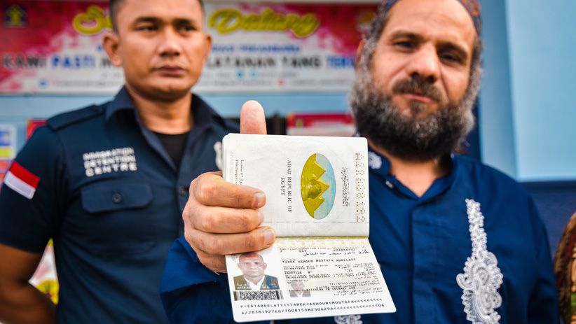 Modal Paspor dan Sehelai Baju, WNA asal Mesir Jadi Pengemis di Pekanbaru - Bagian 1