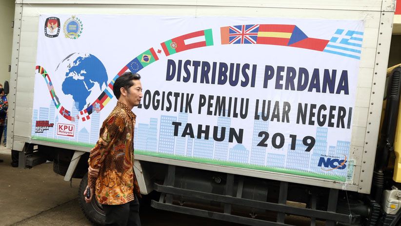 KPU Distribusi Perdana Logistik Pemilu 2019 ke Luar Negeri - Bagian 6