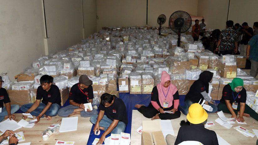 KPU Distribusi Perdana Logistik Pemilu 2019 ke Luar Negeri - Bagian 4