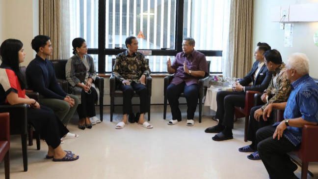 Jokowi Ditemani Kaesang Jenguk Ani Yudhoyono di Singapura - Bagian 1