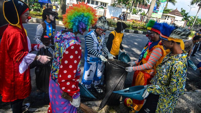 Aksi Polisi dan Badut Pungut Sampah Plastik di Tasikmalaya - Bagian 2