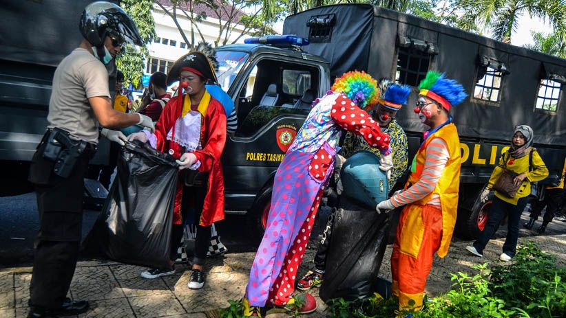 Aksi Polisi dan Badut Pungut Sampah Plastik di Tasikmalaya - Bagian 1
