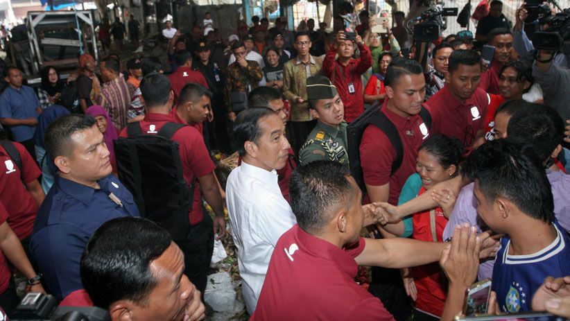 Blusukan, Presiden Jokowi Belanja Ikan Asin di Pasar Minggu - Bagian 5