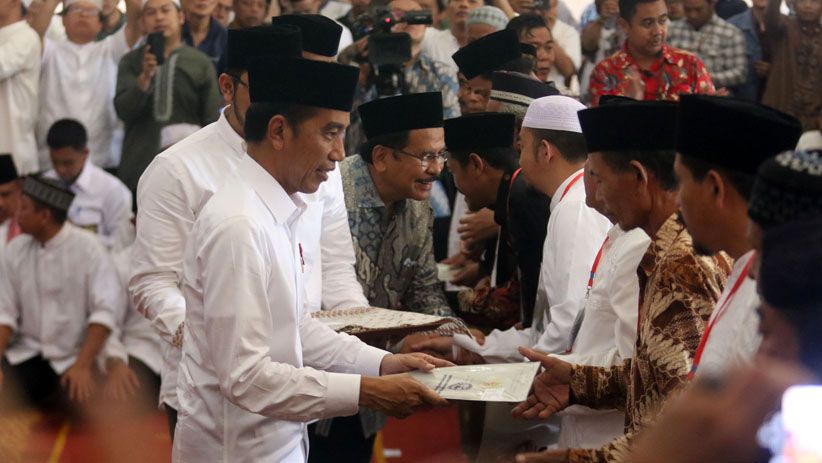 Presiden Jokowi Bagikan Sertifikat Tanah Wakaf di Tangerang Selatan - Bagian 1