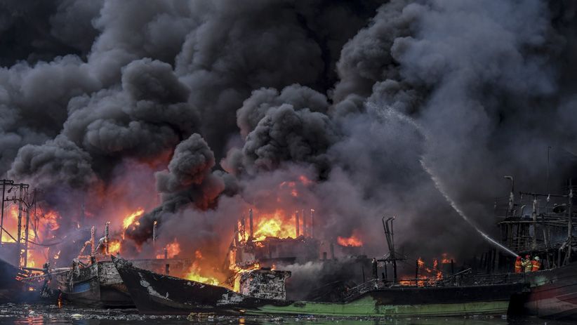 Foto-Foto Belasan Kapal Nelayan di Muara Baru Ludes Terbakar - Bagian 2
