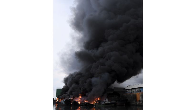 Foto-Foto Belasan Kapal Nelayan di Muara Baru Ludes Terbakar - Bagian 5