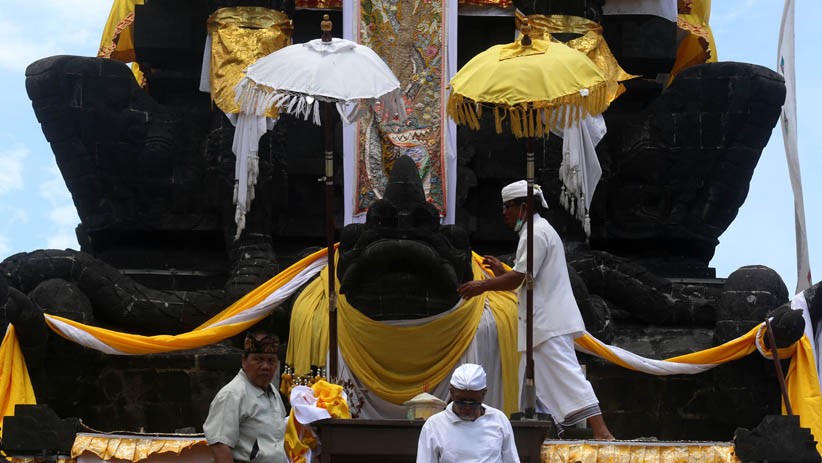 Jelang Melasti, Pura Agung Jagad Karana Berhias - Bagian 1