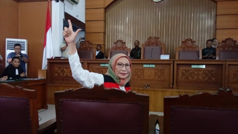 Jalani Sidang Dakwaan, Ratna Sarumpaet Acungkan Salam 2 Jari - Bagian 1