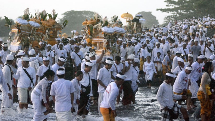 Umat Hindu Bali Gelar Ritual Melasti di Pura Besakih - Bagian 1
