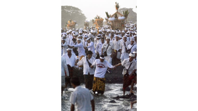 Umat Hindu Bali Gelar Ritual Melasti di Pura Besakih - Bagian 3