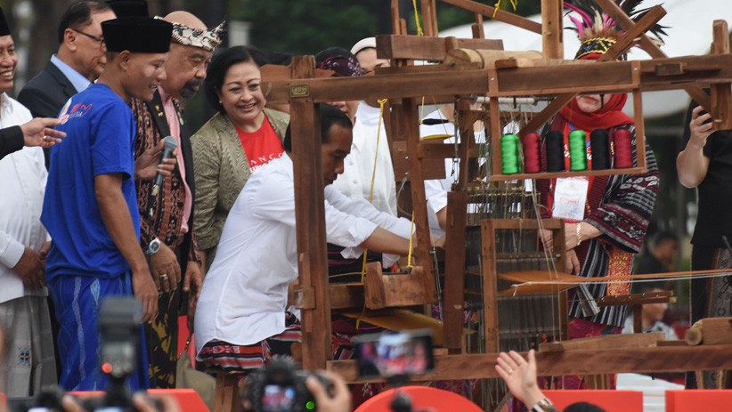 Momen Presiden Jokowi Belajar Menenun Kain Sarung - Bagian 1