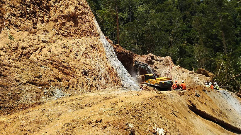Basarnas Gali Jalur Evakuasi Korban Tambang Emas Longsor di Sulut - Bagian 2