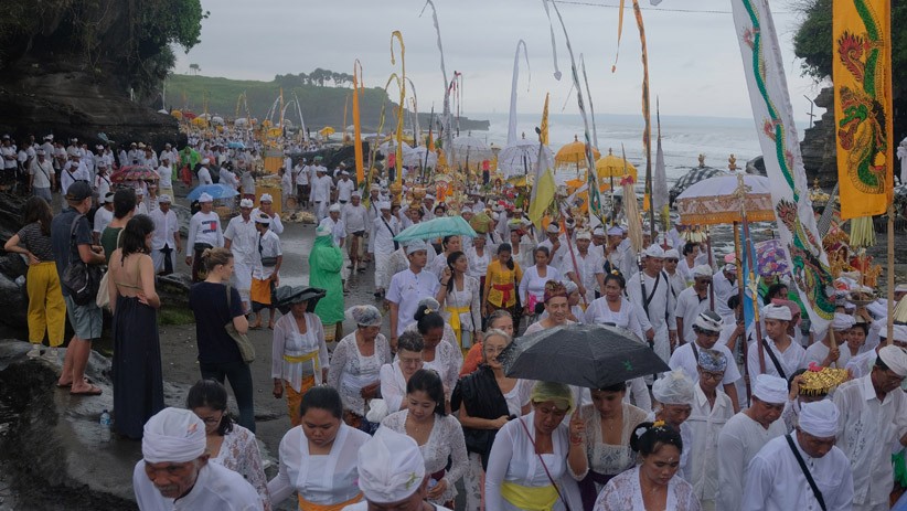 Ribuan Umat Hindu Bali Ikuti Upacara Melasti Jelang Hari Raya Nyepi - Bagian 1