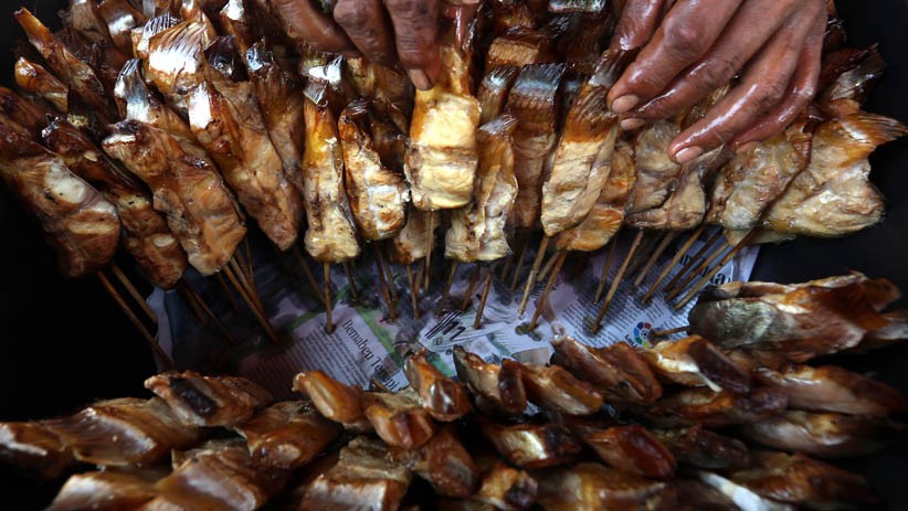 Jumlah Nelayan Berkurang, Perajin Ikan Asap Minim Pasokan - Bagian 5