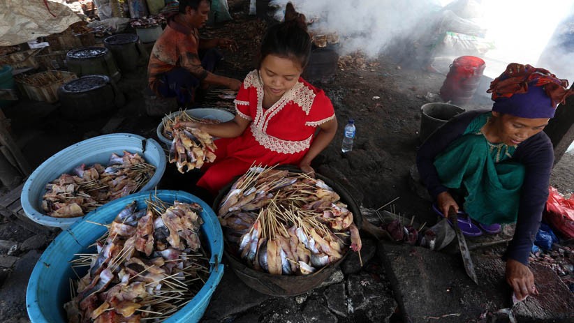 Jumlah Nelayan Berkurang, Perajin Ikan Asap Minim Pasokan - Bagian 4