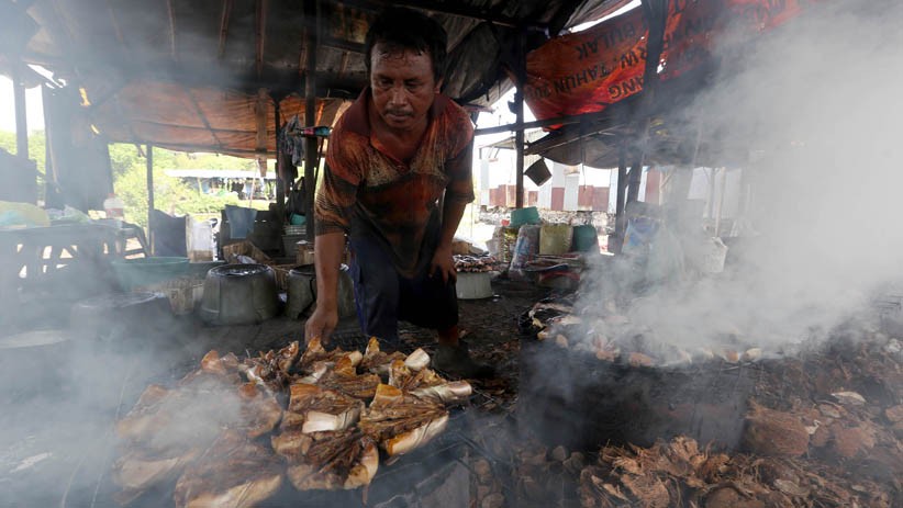 Jumlah Nelayan Berkurang, Perajin Ikan Asap Minim Pasokan - Bagian 3