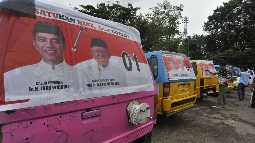 Angkot-Angkot di Serang Dihiasi Stiker Jokowi-Ma'ruf Amin - Bagian 1