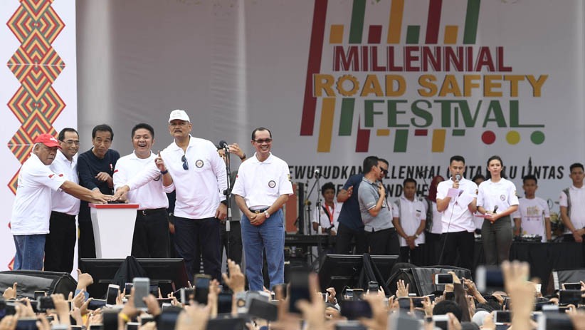 Presiden Jokowi Ajak Milenial Tidak Main HP saat Berkendara - Bagian 5