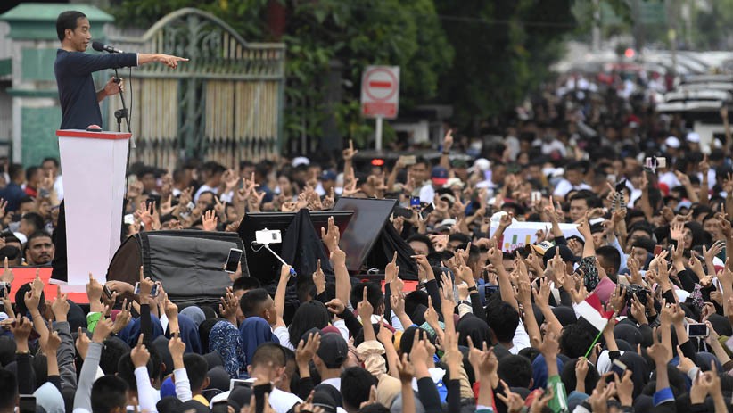Presiden Jokowi Ajak Milenial Tidak Main HP saat Berkendara - Bagian 3