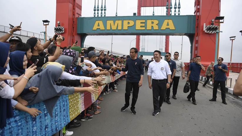 Presiden Jokowi Ajak Milenial Tidak Main HP saat Berkendara - Bagian 1