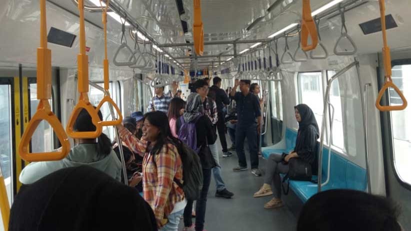Warga Antusias Naik MRT saat Uji Coba Hari Pertama - Bagian 1