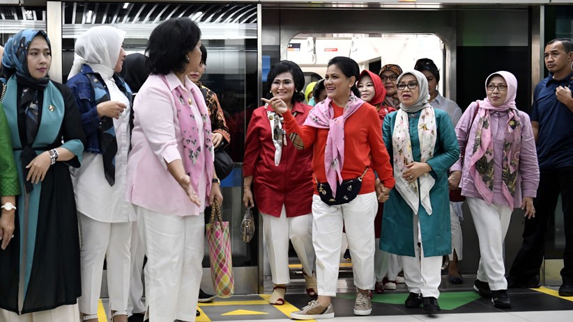 Iriana Jokowi dan Mufidah Jusuf Kalla Berdesakan Jajal MRT - Bagian 1