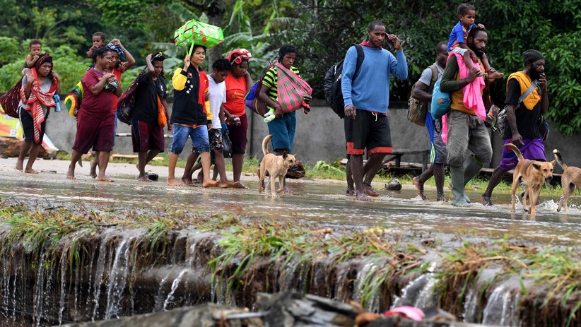 Potret Warga Sentani Berbondong-Bondong ke Lokasi Pengungsian - Bagian 1