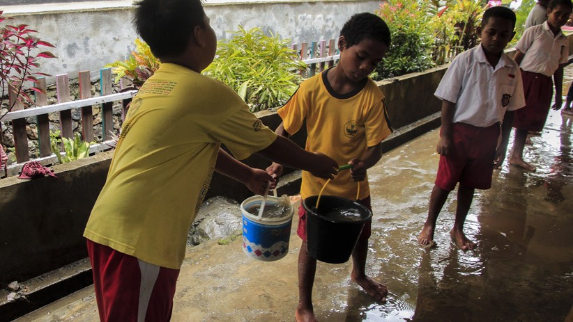 Pelajar SD Sentani Kerja Bakti Bersihkan Sekolah Pascabanjir Bandang - Bagian 1