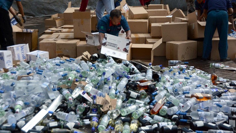 Kejari Tanjung Perak Surabaya Musnahkan 50.664 Botol Miras Ilegal