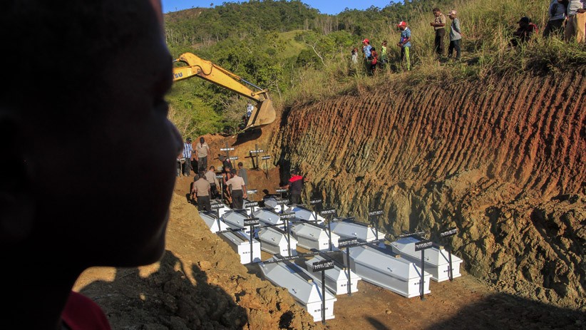 Pemakaman Massal 20 Jenazah Korban Banjir Bandang Sentani - Bagian 3