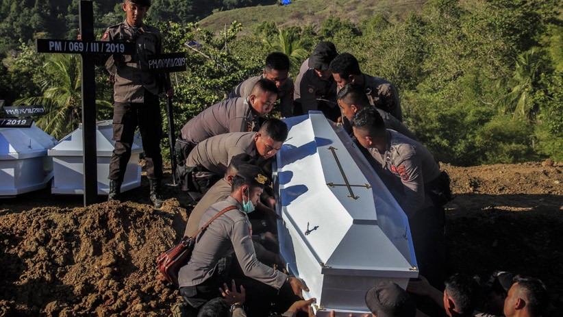 Pemakaman Massal 20 Jenazah Korban Banjir Bandang Sentani - Bagian 4
