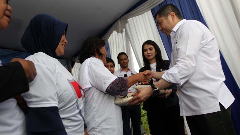 HT Bagikan Beras Murah untuk Warga Bekasi dan Jakarta Pusat - Bagian 2
