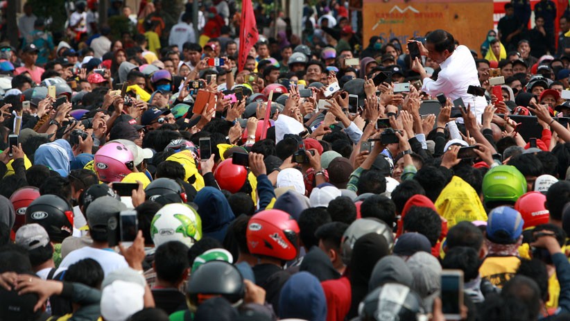 Kampanye Akbar di Mamuju, Jokowi dan Iriana Naik Becak - Bagian 4