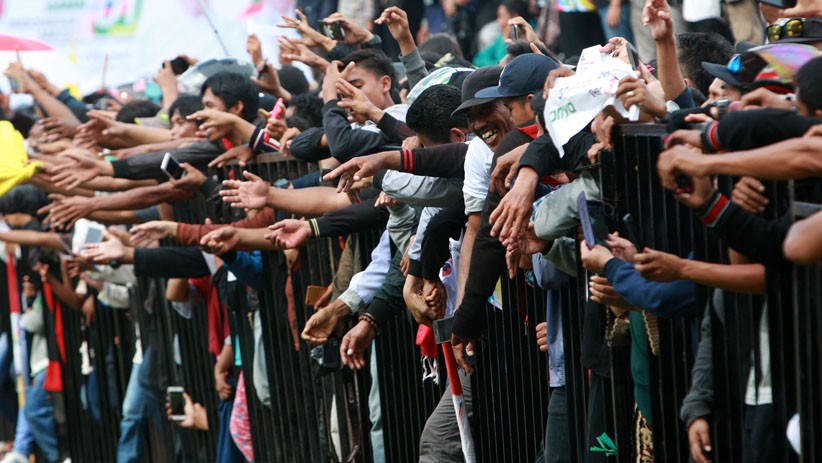Kampanye Akbar di Mamuju, Jokowi dan Iriana Naik Becak - Bagian 6