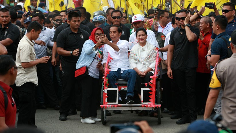 Kampanye Akbar di Mamuju, Jokowi dan Iriana Naik Becak - Bagian 3