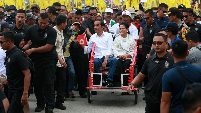 Kampanye Akbar di Mamuju, Jokowi dan Iriana Naik Becak - Bagian 1