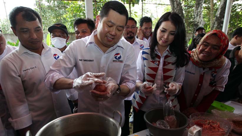 HT Bagikan Beras Murah untuk Warga Bekasi dan Jakarta Pusat - Bagian 9