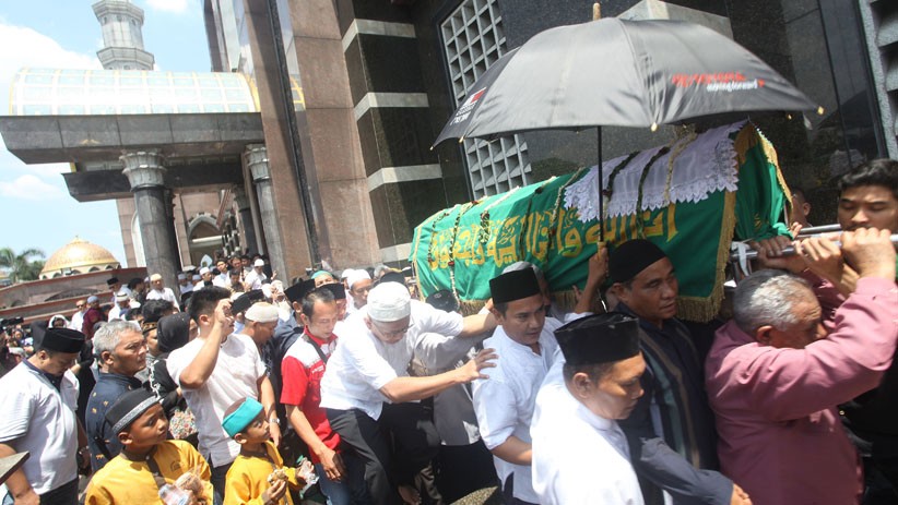 Dian Djuriah Rais Dimakamkan di Taman Masjid Kubah Emas Depok - Bagian 3