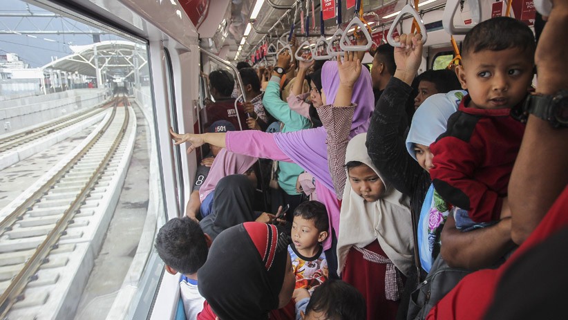 Hari Terakhir Tiket Gratis, MRT Jakarta Dipadati Ribuan Penumpang - Bagian 1