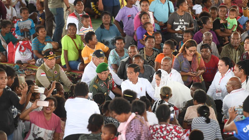 Presiden Jokowi Kunjungi Pengungsi Korban Banjir Bandang Sentani - Bagian 2