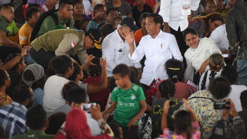 Presiden Jokowi Kunjungi Pengungsi Korban Banjir Bandang Sentani - Bagian 1